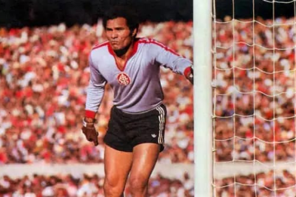 Ídolo do Internacional, Botafogo e da Seleção Brasileira, estava internado no Rio de Janeiro e lutava contra um câncer de próstata.