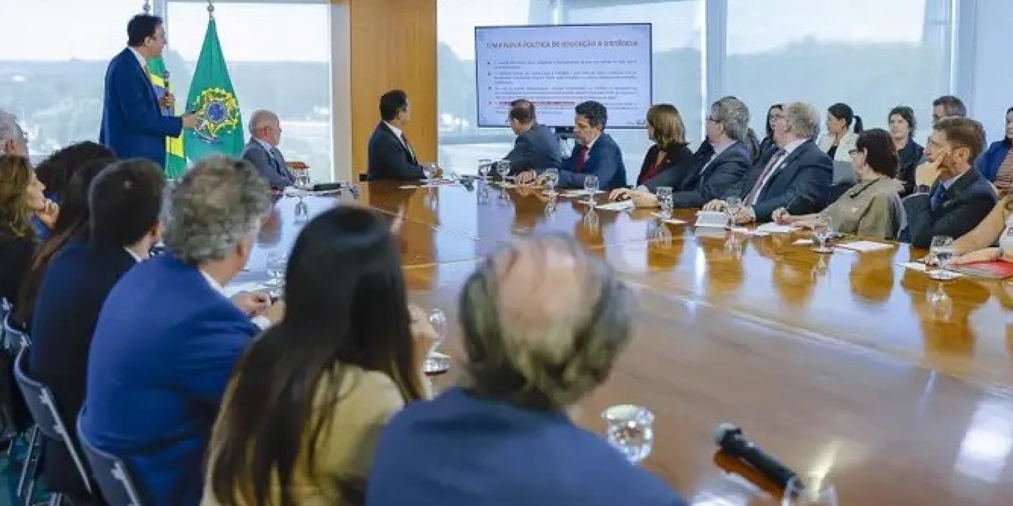 Medida assinada na manhã desta segunda-feira (19) também vale para graduações de enfermagem e psicologia; nova política cria a modalidade híbrida. Medida assinada na manhã desta segunda-feira (19) também vale para graduações de enfermagem e psicologia; nova política cria a modalidade híbrida.