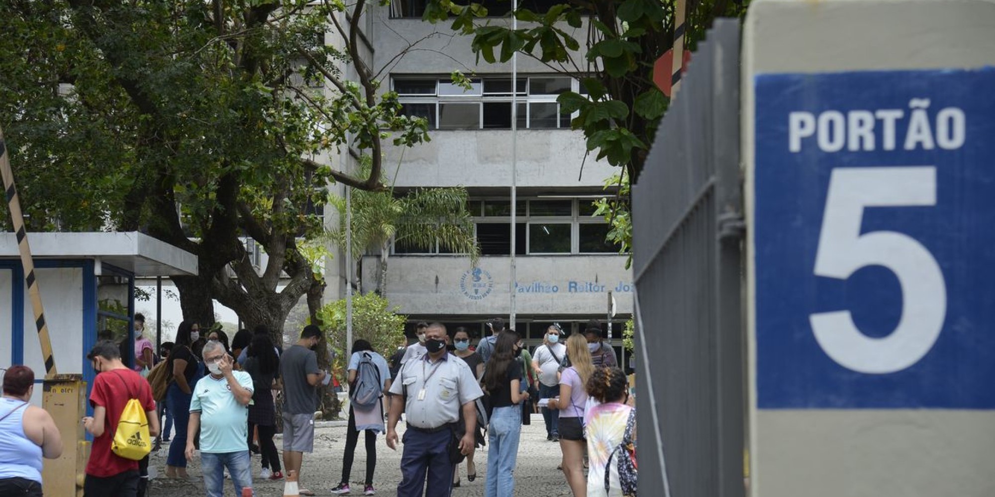 Os estudantes pré-aprovados terão até o dia 29 de março para comprovar informações Os estudantes pré-aprovados terão até o dia 29 de março para comprovar informações
