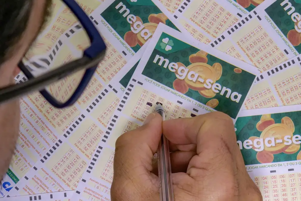 Os interessados em tentar a sorte têm até as 19h para realizar suas apostas.