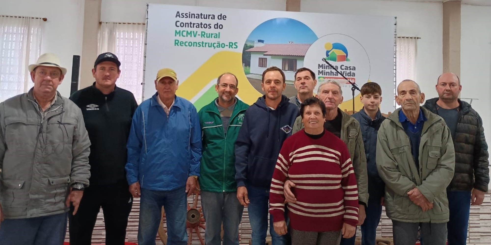 A assinatura dos contratos, pelo programa do Governo Federal Minha Casa, Minha Vida Reconstrução, aconteceu na manhã da quinta-feira (8), em Marques de Souza. A assinatura dos contratos, pelo programa do Governo Federal Minha Casa, Minha Vida Reconstrução, aconteceu na manhã da quinta-feira (8), em Marques de Souza.