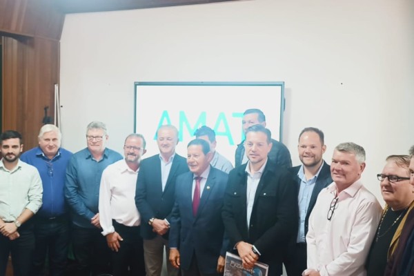 O senador foi recebido por prefeitos e empresários no Auditório Brasil do Centro Administrativo Adroaldo Conzatti, em Encantado, na manhã desta sexta-feira (20).