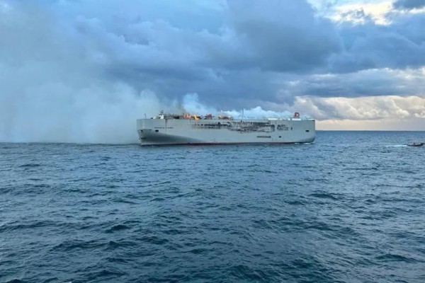 Navio pega fogo na costa da Holanda e deixa uma pessoa morta e várias feridas