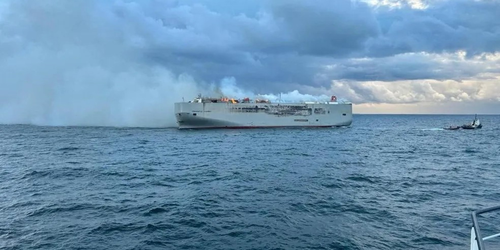 Navio pega fogo na costa da Holanda e deixa uma pessoa morta e várias feridas