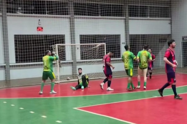 A sexta rodada movimentou o ginásio do Parque João Batista Marchese, na noite desta terça-feira (26), e deixou ainda mais equilibrada a disputa na categoria Livre.