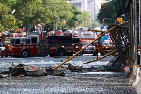 Guindaste pega fogo e despenca do topo de um prédio em Nova York; veja vídeo 