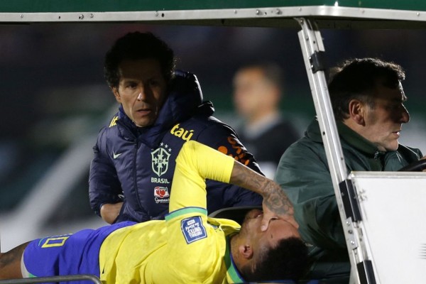 Atacante brasileiro sofreu ruptura de ligamento.