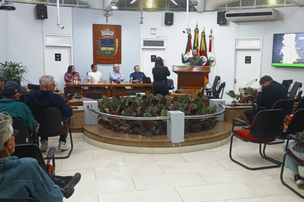 Encontro promovido pela bancada do PT na Assembleia Legislativa reuniu a comunidade na Câmara de Vereadores nesta quinta-feira (11) e defendeu a suspensão das concessões em andamento.