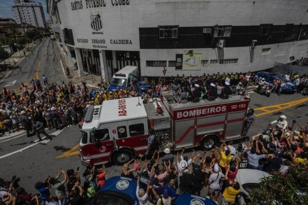 O Rei do Futebol será sepultado na tarde de hoje