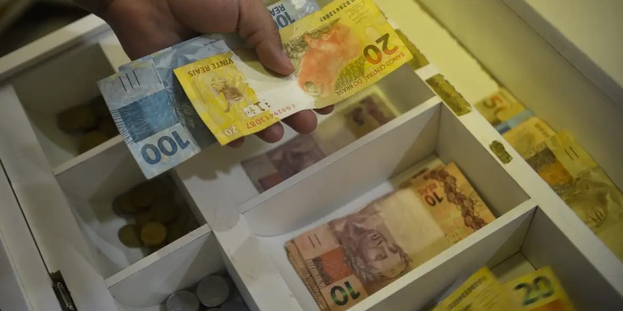 Ao todo, a Caixa Econômica Federal liberará R$ 4 bilhões neste mês de abril. Ao todo, a Caixa Econômica Federal liberará R$ 4 bilhões neste mês de abril.