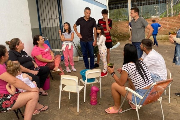 Prefeito Jonas e Promotor visitam habitações provisórias em Encantado
