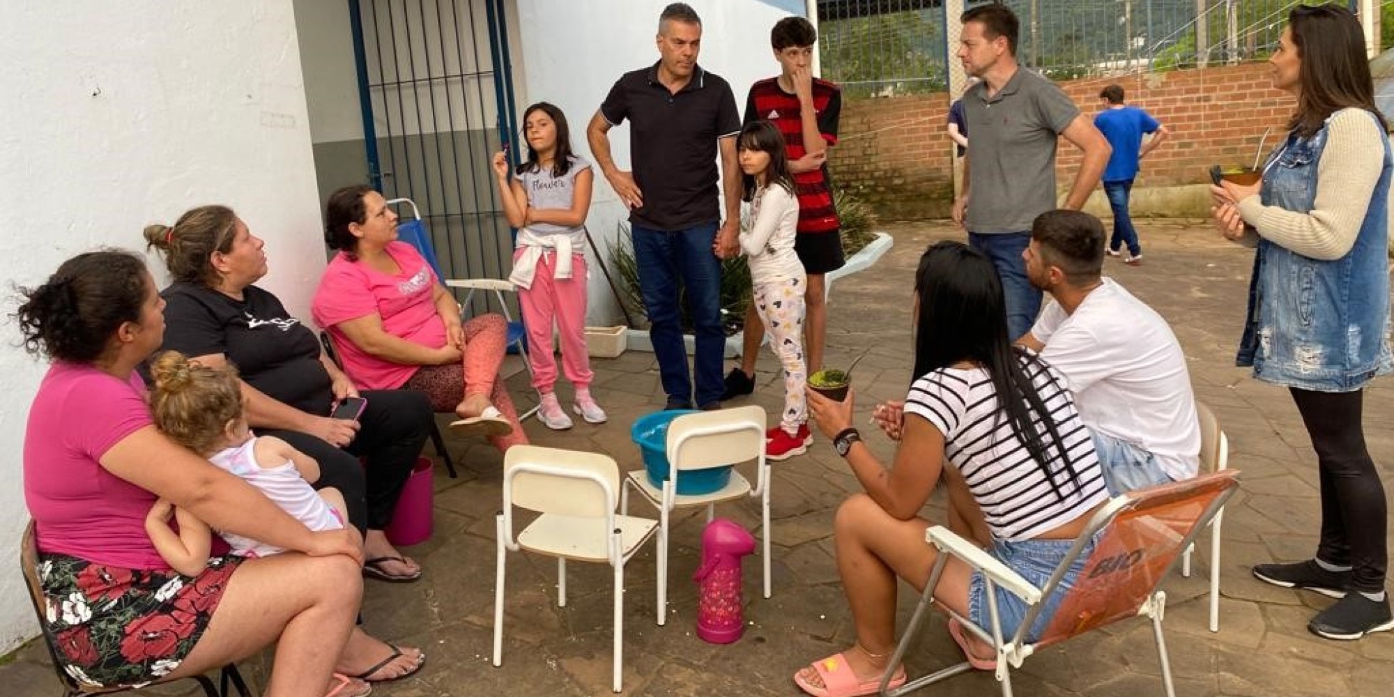 Prefeito Jonas e Promotor visitam habitações provisórias em Encantado