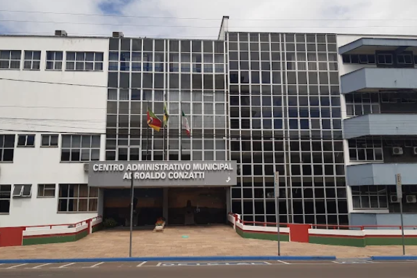 Clarissa Scatola pediu exoneração para atuar na iniciativa privada, enquanto Loivo Castoldi Dezordi assume a Defesa Civil após saída de Roberto Pretto, exonerado por decisão política da Prefeitura.