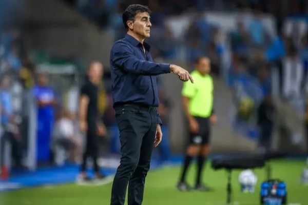 A direção busca o substituto para o treinador argentino, que teve 53% de aproveitamento no Tricolor. James Freitas deve comandar o time no Gre-Nal do próximo sábado (19), às 21h, na Arena, em Porto Alegre.