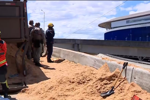 O veículo carregado com serragem tombou na alça de acesso à BR-448, em Porto Alegre, na tarde desta terça-feira (7). Polícia Rodoviária Federal, Corpo de Bombeiros e CCR ViaSul atuaram no resgate.
