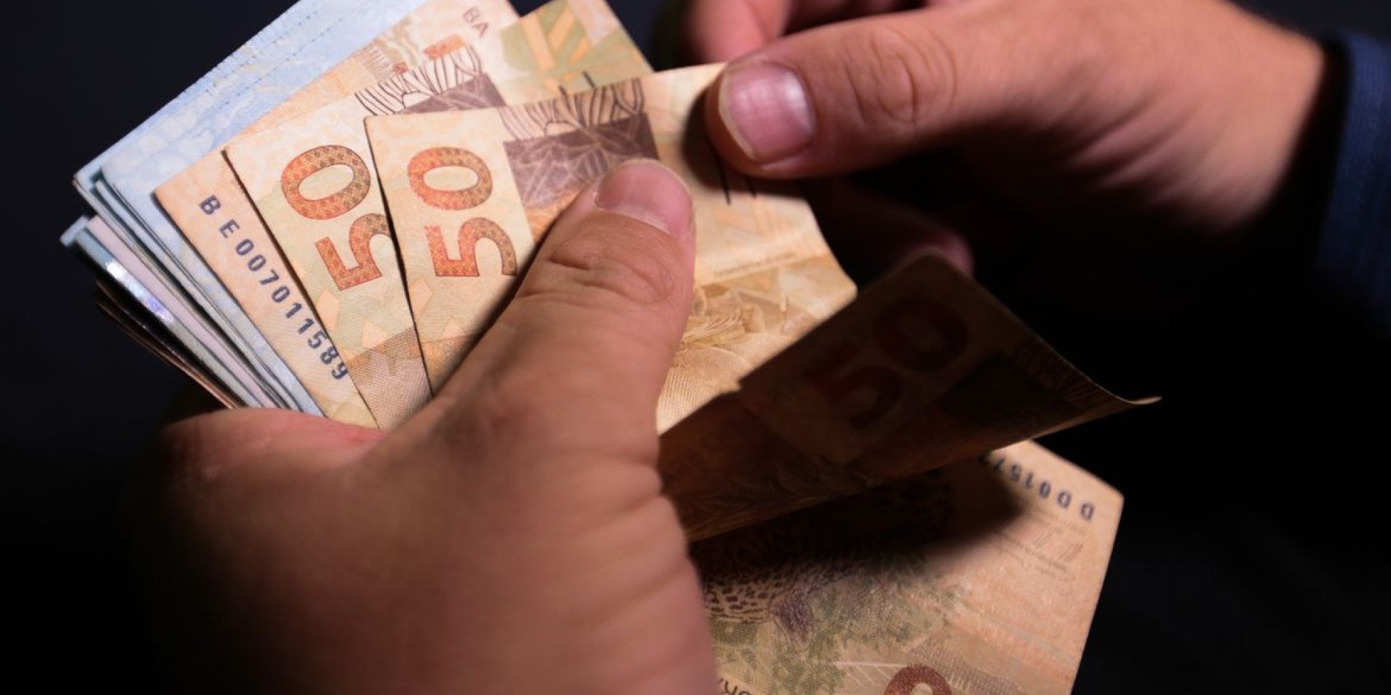 Esta segunda parcela deve injetar R$ 112,9 bilhões na economia brasileira, segundo pesquisa da Confederação Nacional de Bens, Serviços e Turismo. Esta segunda parcela deve injetar R$ 112,9 bilhões na economia brasileira, segundo pesquisa da Confederação Nacional de Bens, Serviços e Turismo.