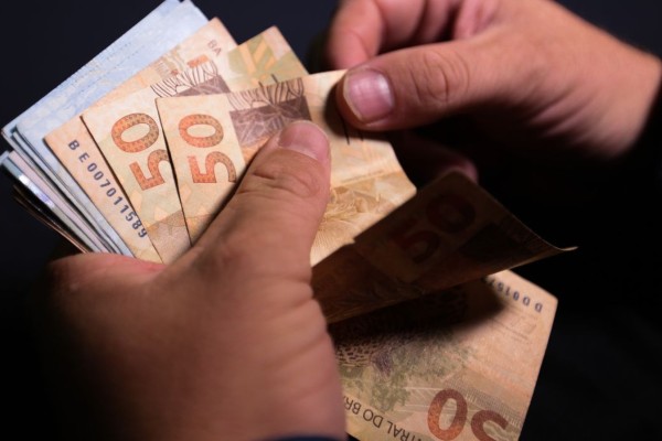 Esta segunda parcela deve injetar R$ 112,9 bilhões na economia brasileira, segundo pesquisa da Confederação Nacional de Bens, Serviços e Turismo.