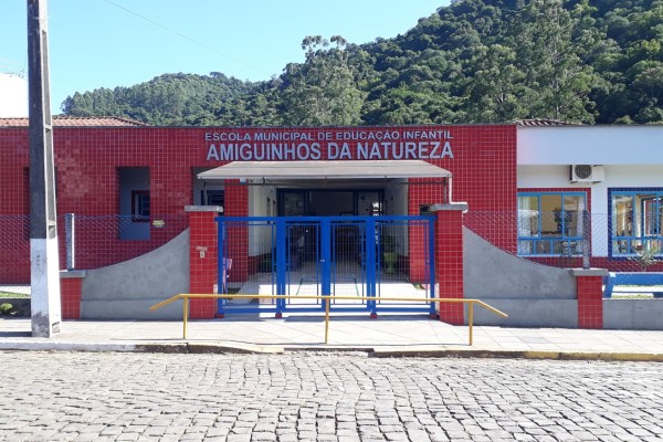 Caso é investigado por meio de Processo Administrativo Disciplinar; famílias e servidora solicitaram imagens das câmeras de segurança da escola.