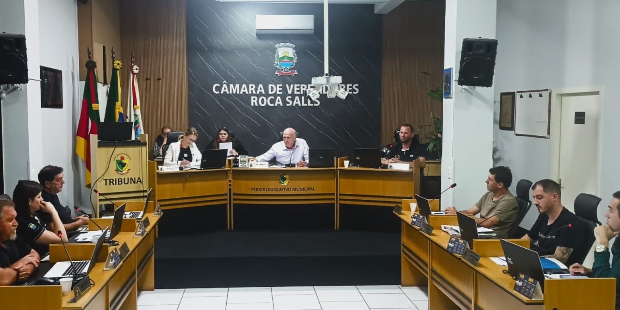 Os parlamentares também acompanharam, na noite desta segunda-feira (29), audiência pública sobre a prestação de contas do segundo quadrimestre do Executivo Municipal. Os parlamentares também acompanharam, na noite desta segunda-feira (29), audiência pública sobre a prestação de contas do segundo quadrimestre do Executivo Municipal.