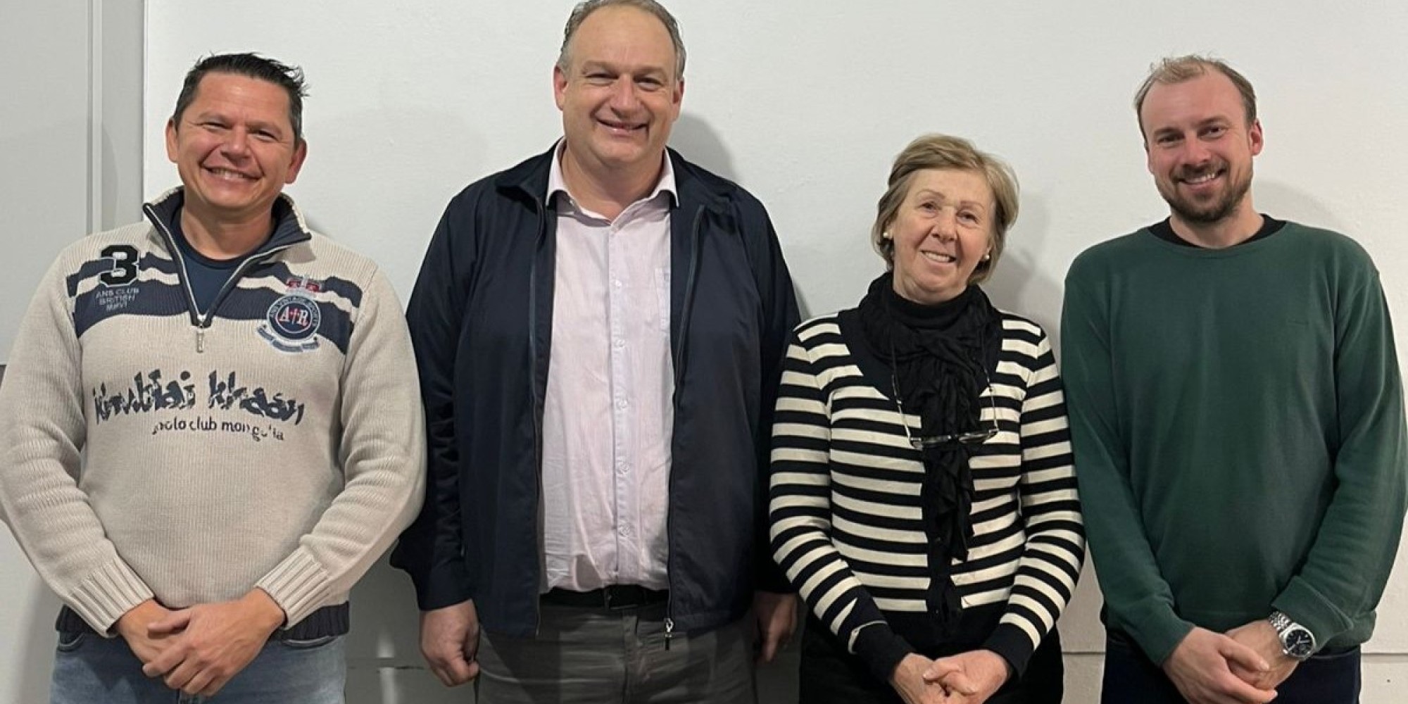 A professora foi recebida em reunião com diretoras das escolas municipais, o prefeito Jones Wünsche, o vice Henrique Pivatto e o ex-secretário Gustavo Scarello Gonzatti, que continuará na pasta como suporte técnico.