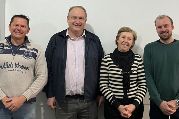 A professora foi recebida em reunião com diretoras das escolas municipais, o prefeito Jones Wünsche, o vice Henrique Pivatto e o ex-secretário Gustavo Scarello Gonzatti, que continuará na pasta como suporte técnico.