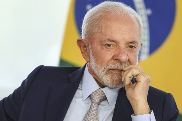 Maioria dos católicos e eleitores com ensino fundamental agora desaprova Lula; Nordeste mantém apoio
