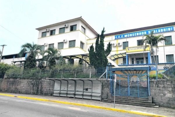 Atendimento na escola ocorre por telefone e e-mail 