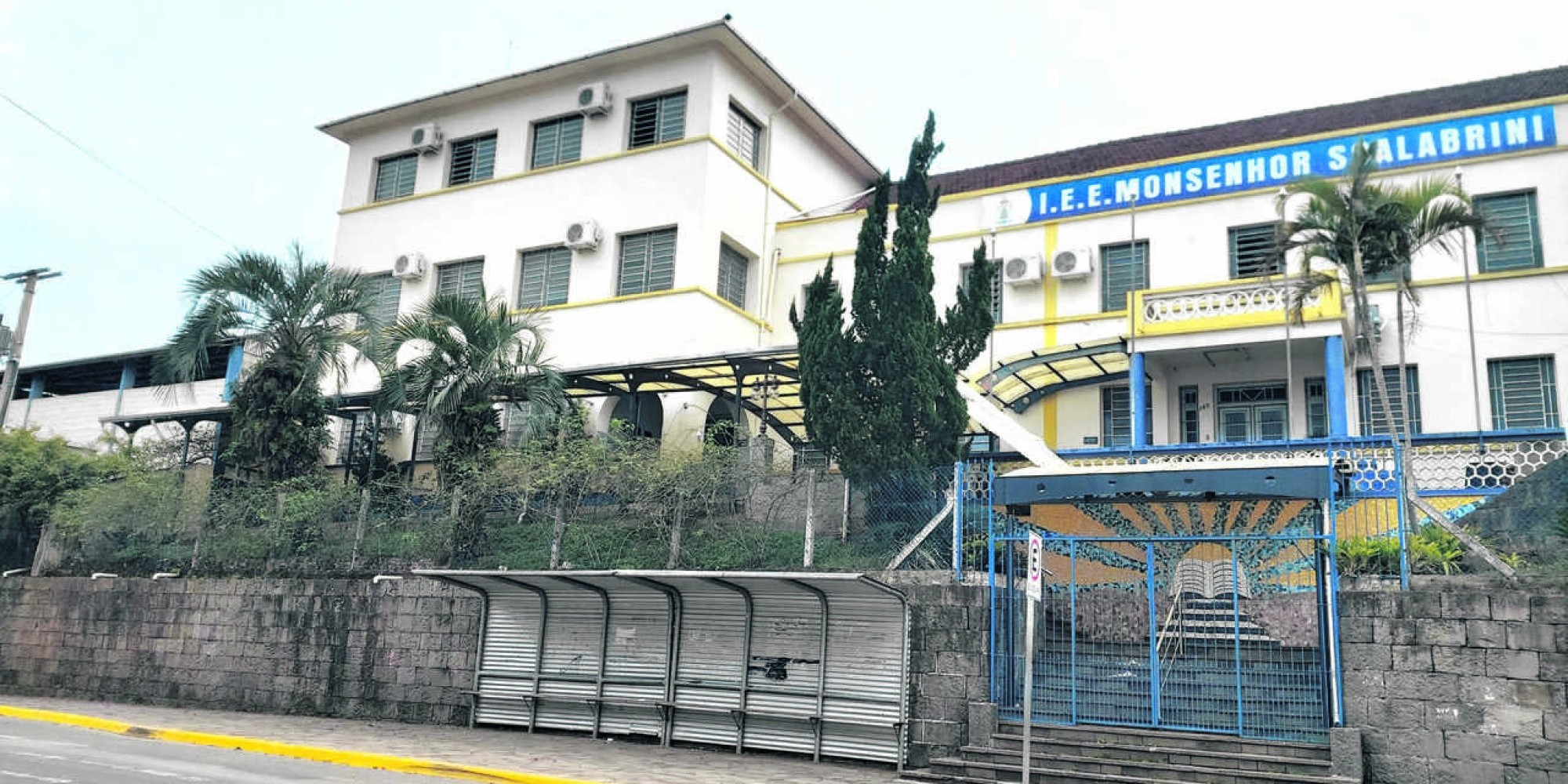 Atendimento na escola ocorre por telefone e e-mail Atendimento na escola ocorre por telefone e e-mail