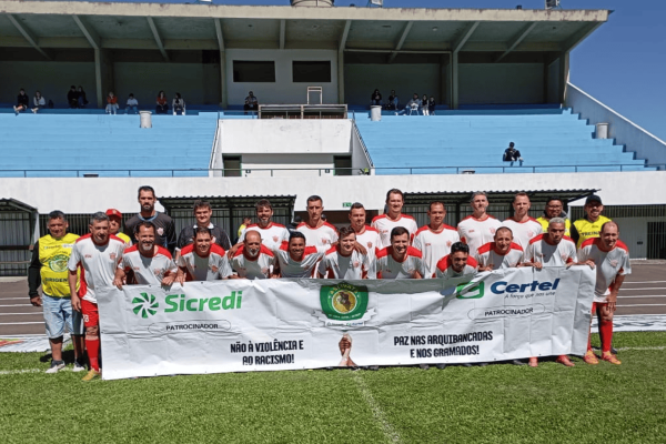 Representando Encantado, os veteranos do Serrano golearam a Assespe, de Venâncio Aires, por 4 a 0 no jogo de ida da semifinal, mesmo atuando fora de casa. O time de Jacarezinho segue firme na busca por uma vaga na final.