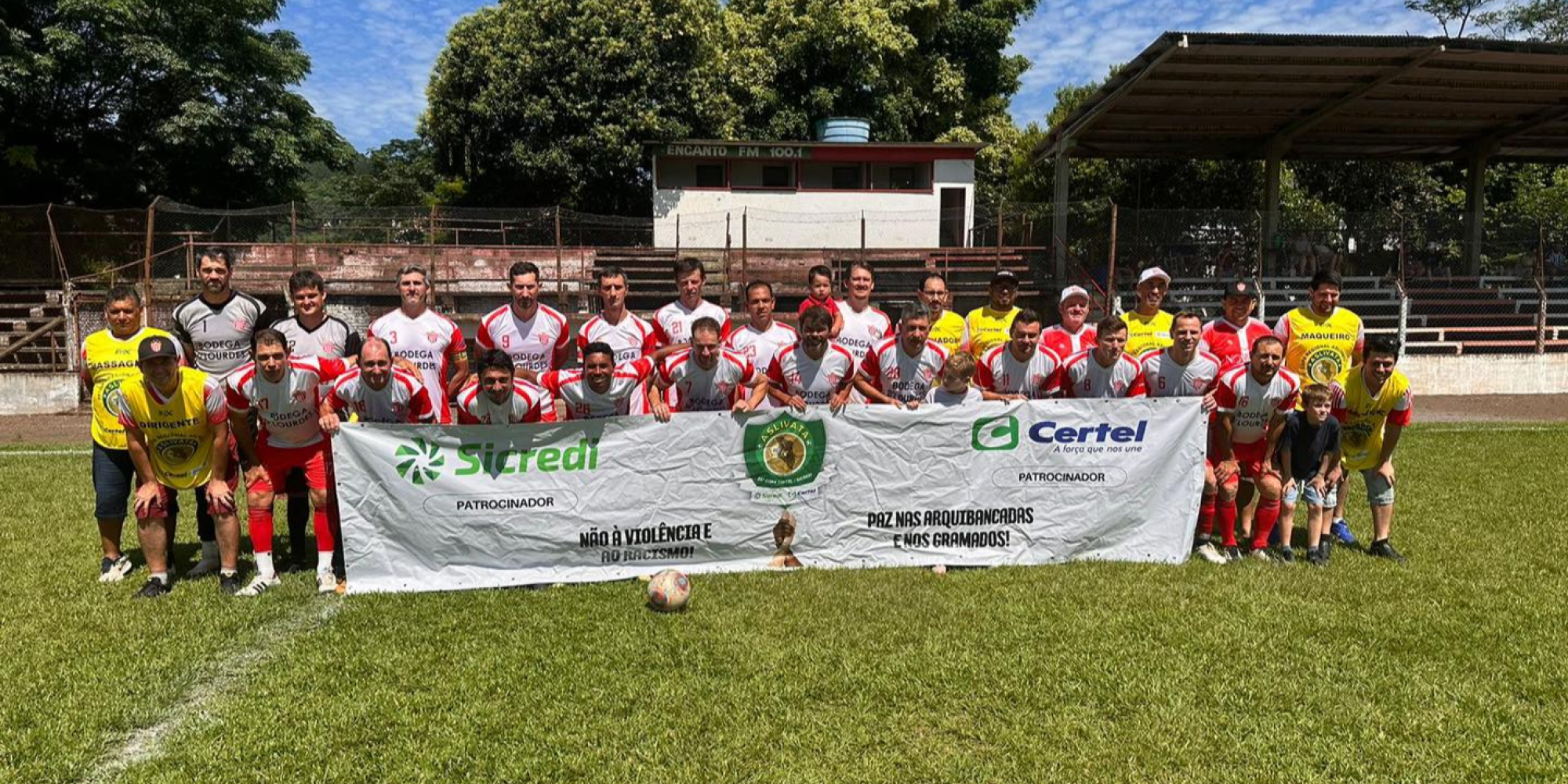 Mandando a partida no bairro Lambari, o time encantadense chegou a abrir 3 a 0 no placar, mas viu o adversário de Venâncio Aires diminuir a vantagem e quase virar o jogo na reta final. Mandando a partida no bairro Lambari, o time encantadense chegou a abrir 3 a 0 no placar, mas viu o adversário de Venâncio Aires diminuir a vantagem e quase virar o jogo na reta final.