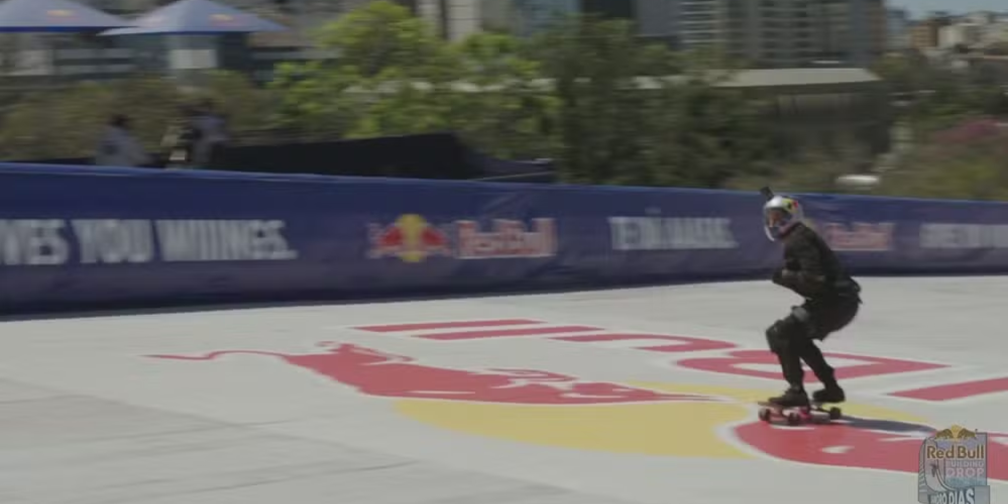 Sandro Dias, o Mineirinho, atingiu 94 km/h na estrutura montada a 70 metros no Centro Administrativo do Estado; Guinness acompanhou a façanha, que atraiu público e terá contrapartida com pistas de skate no RS. Sandro Dias, o Mineirinho, atingiu 94 km/h na estrutura montada a 70 metros no Centro Administrativo do Estado; Guinness acompanhou a façanha, que atraiu público e terá contrapartida com pistas de skate no RS.
