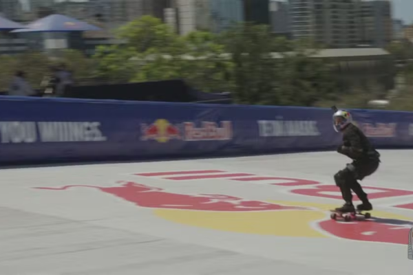 Sandro Dias, o Mineirinho, atingiu 94 km/h na estrutura montada a 70 metros no Centro Administrativo do Estado; Guinness acompanhou a façanha, que atraiu público e terá contrapartida com pistas de skate no RS.