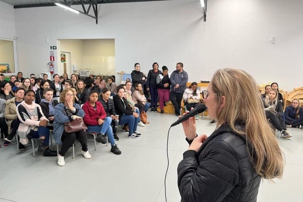A secretária da Educação do município se reuniu com o quadro de professores nesta quarta-feira (13).