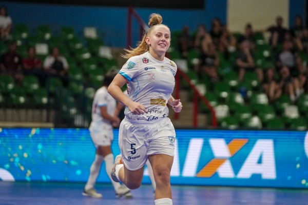 Stephanie Busolli Nonemacher (20) joga pelo Londrina Futsal e vai servir o Brasil em junho, numa preparação para o Sul-Americano, competição que será realizada entre outubro e novembro.