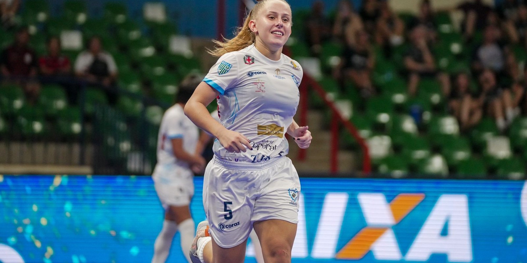 Stephanie Busolli Nonemacher (20) joga pelo Londrina Futsal e vai servir o Brasil em junho, numa preparação para o Sul-Americano, competição que será realizada entre outubro e novembro. Stephanie Busolli Nonemacher (20) joga pelo Londrina Futsal e vai servir o Brasil em junho, numa preparação para o Sul-Americano, competição que será realizada entre outubro e novembro.