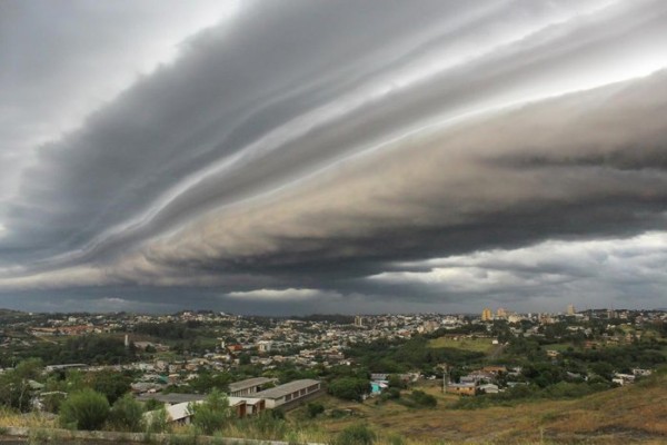 Frente fria pode provocar ventos acima de 70 km/hora.