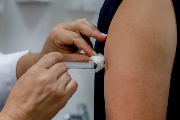 Com foco nos grupos prioritários, a ação é da Secretaria Municipal de Saúde e será realizada no Posto de Saúde da cidade pela manhã, das 8h às 12h, e à tarde, das 13h às 17h.