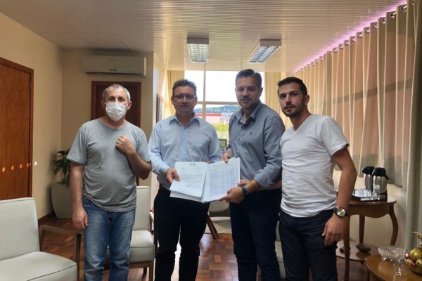 Prefeito Jonas Calvi recebeu o documento nesta segunda-feira (27)