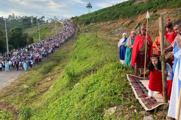 A procissão teve início na Igreja Matriz São Pedro, às 5h30min, e terminou no Cristo Protetor.