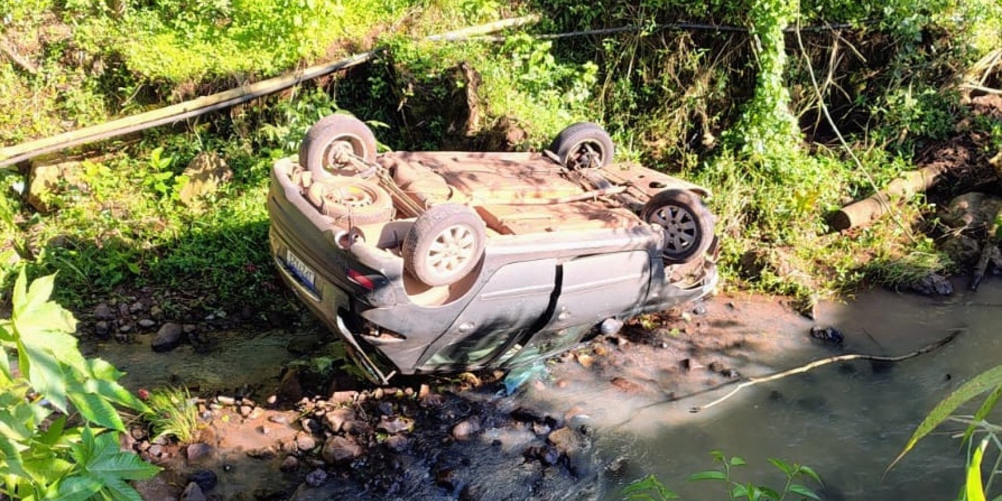 Motorista de 19 anos sofreu apenas ferimentos leves; Imicol alerta para recorrência de acidentes no mesmo ponto Motorista de 19 anos sofreu apenas ferimentos leves; Imicol alerta para recorrência de acidentes no mesmo ponto