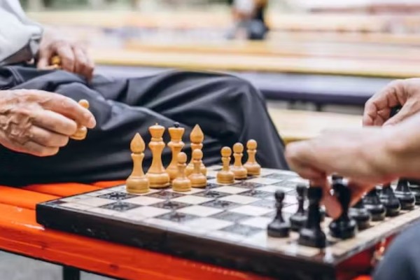 Estudo aponta que jogar xadrez e fazer palavras cruzadas reduz risco de demência