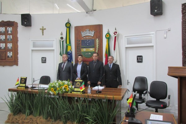 Sessão solene ocorreu nesta sexta-feira (01)